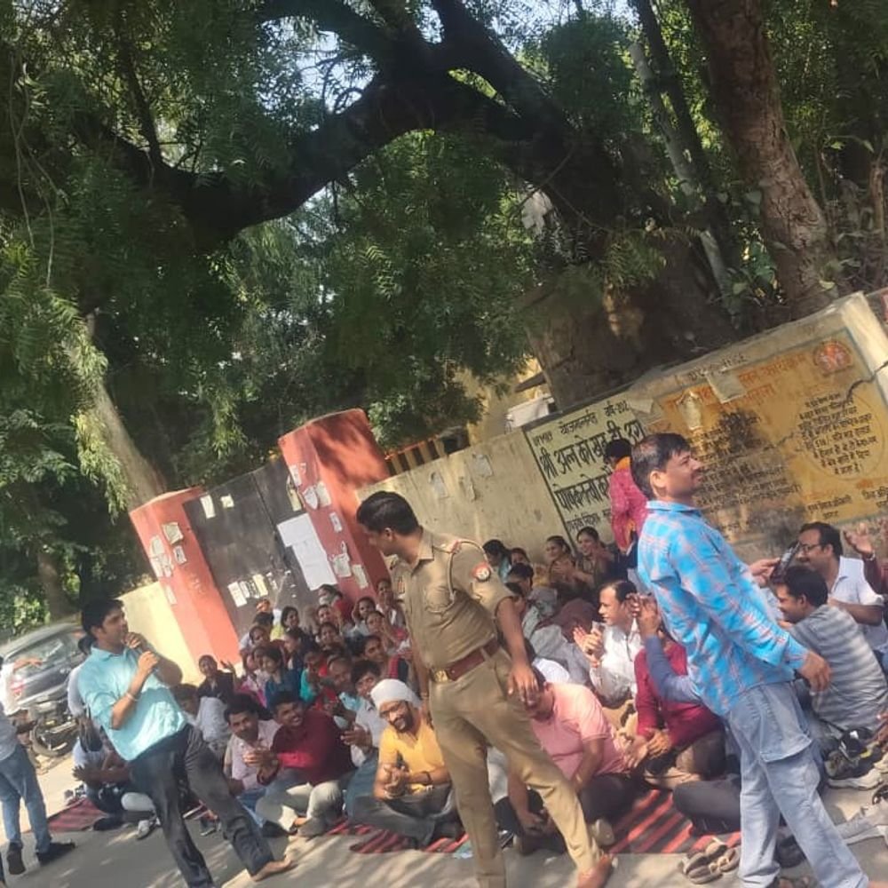 आगरा में तीन दिन से हड़ताल पर NHM कर्मी:कल लखनऊ के लिए करेंगे कूच, समान कार्य-समान वेतन और नियमतिकरण की है मांग