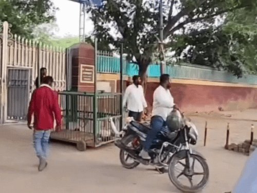वाराणसी छावनी में तेंदुए की तलाश तेज, पिंजरा लगाया:ड्रोन से निगरानी,दो स्कूल बंद...बंगला नंबर 61 में वन विभाग का सर्च ऑपरेशन