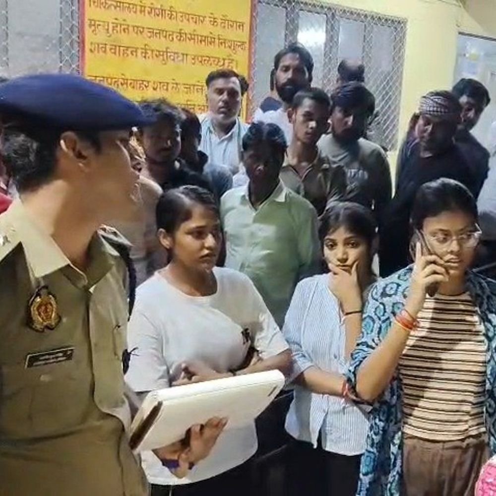 मालगाड़ी की चपेट में आने से इंजीनियरिंग छात्र की मौत:छात्रा गंभीर हालत में सैफई रेफर, रेलवे ट्रैक के पास खड़े होने से हुआ हादसा