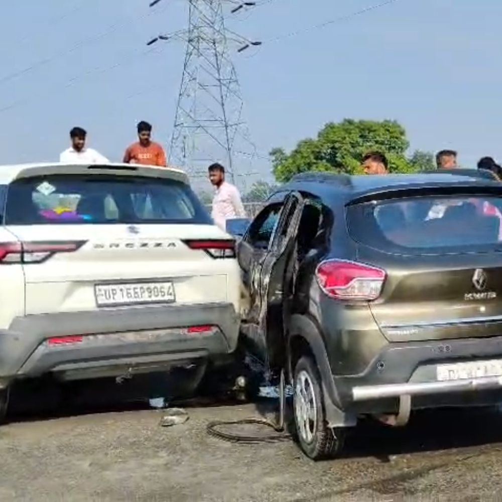 फिरोजाबाद में हाईवे पर दो कारों की आमने-सामने भिड़ंत:कई लोग घायल, ओवरटेक करने के दौरान हुआ हादसा