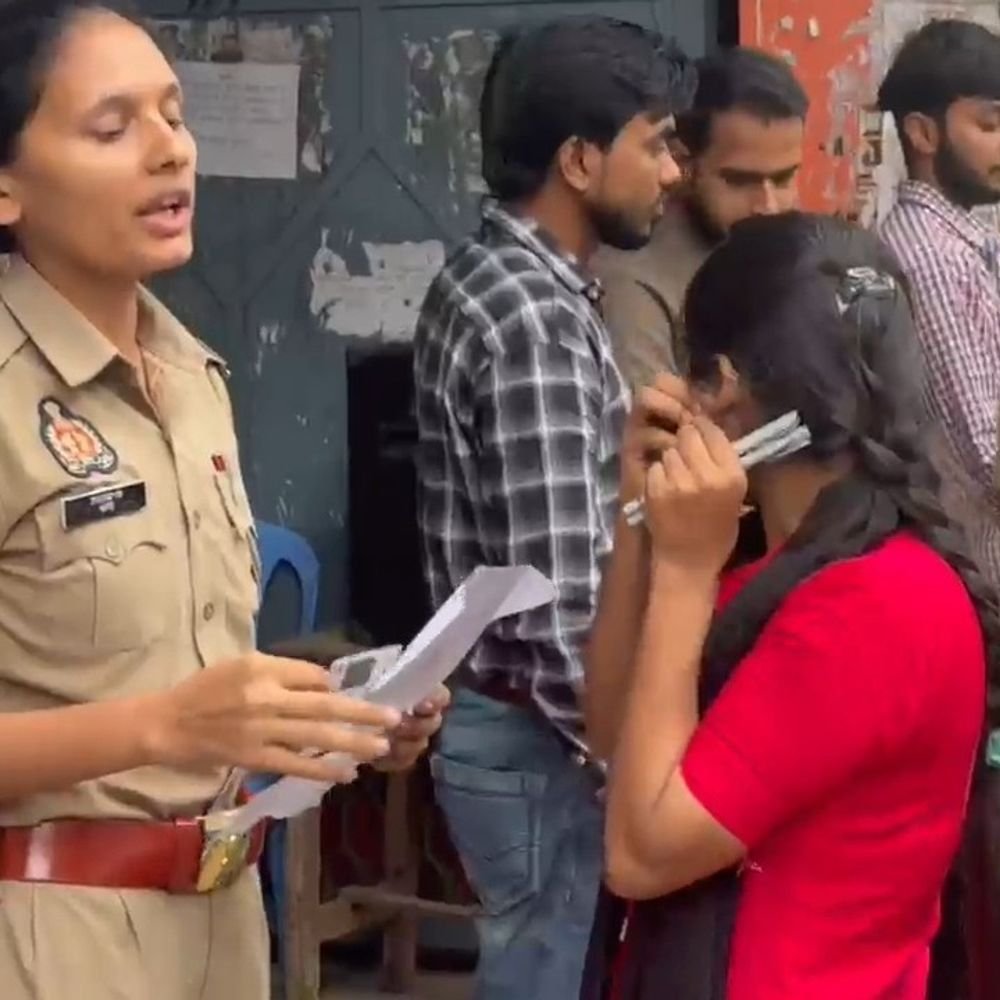फर्रुखाबाद में PET अभ्यर्थियों की मेटल डिटेक्टर से जांच:22 केंद्रों पर परीक्षा, कंगन और ईयर रिंग भी उतरवाए, हुई बायोमेट्रिक जांच