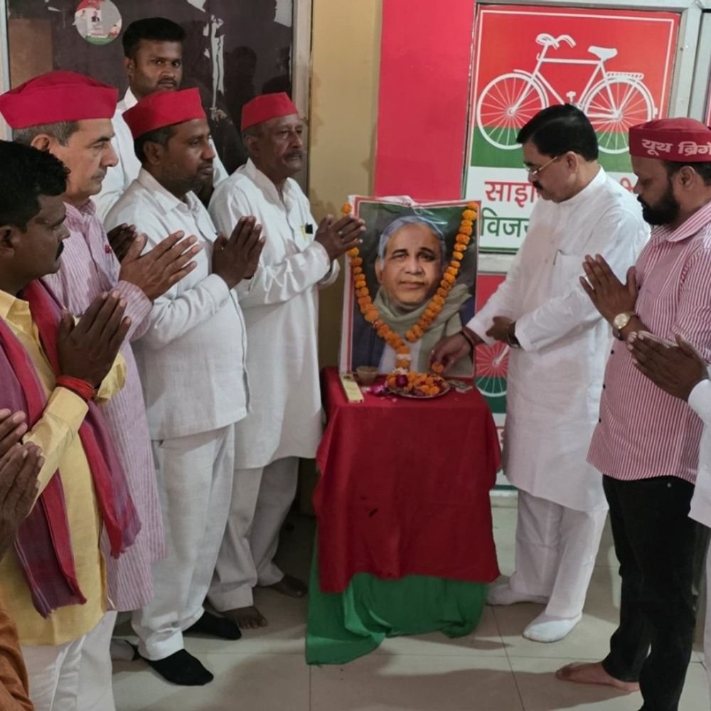 हरदोई में सपा ने मनाया कांशीराम का महापरिनिर्वाण दिवस:नेताओं ने पुष्प अर्पित कर दी श्रद्धांजलि, उनके विचारों पर चलने का संकल्प
