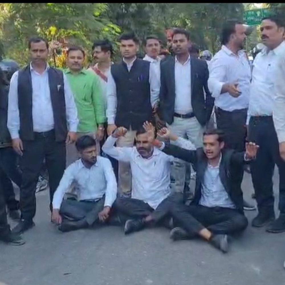 फॉर्च्यूनर की टक्कर से अधिवक्ता गंभीर घायल:बहराइच में मुकदमे की मांग पर लोगों ने सड़क जाम की, आश्वासन पर माने