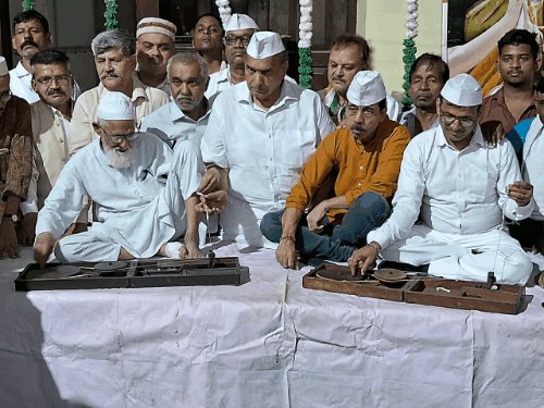 कानपुर में कांग्रेसियों ने चलाया चरखा:जिलाध्यक्ष पवन गुप्ता ने सूत काता, बोले- गांधी जी जीवन सादगी, त्याग, सेवा और राष्ट्रहित की प्रेरणा
