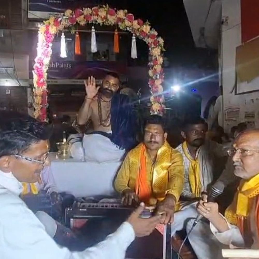 संभल में भव्य श्रीराम बारात, उमड़ा श्रद्धालुओं का सैलाब:बाबा नीम करौली और सालासर बालाजी की झांकियां रहीं आकर्षण का केंद्र