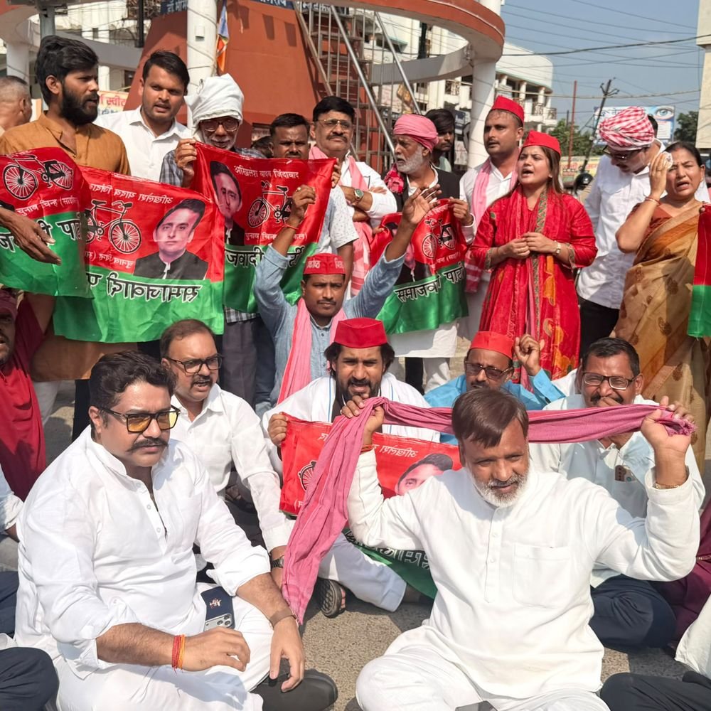 अखिलेश यादव को हिरासत में लेने पर सपाइयों का प्रदर्शन:प्रतापगढ़ में चुनाव आयोग और भाजपा सरकार के खिलाफ जमकर नारेबाजी की