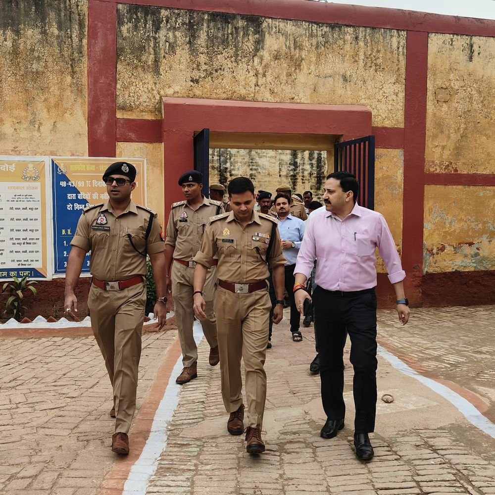 त्योहारों के मद्देनजर हरदोई जेल पहुंचे डीएम-एसपी सुरक्षा व्यवस्था परखी:जेल की व्यवस्थाओं को लेकर किया संयुक्त निरीक्षण