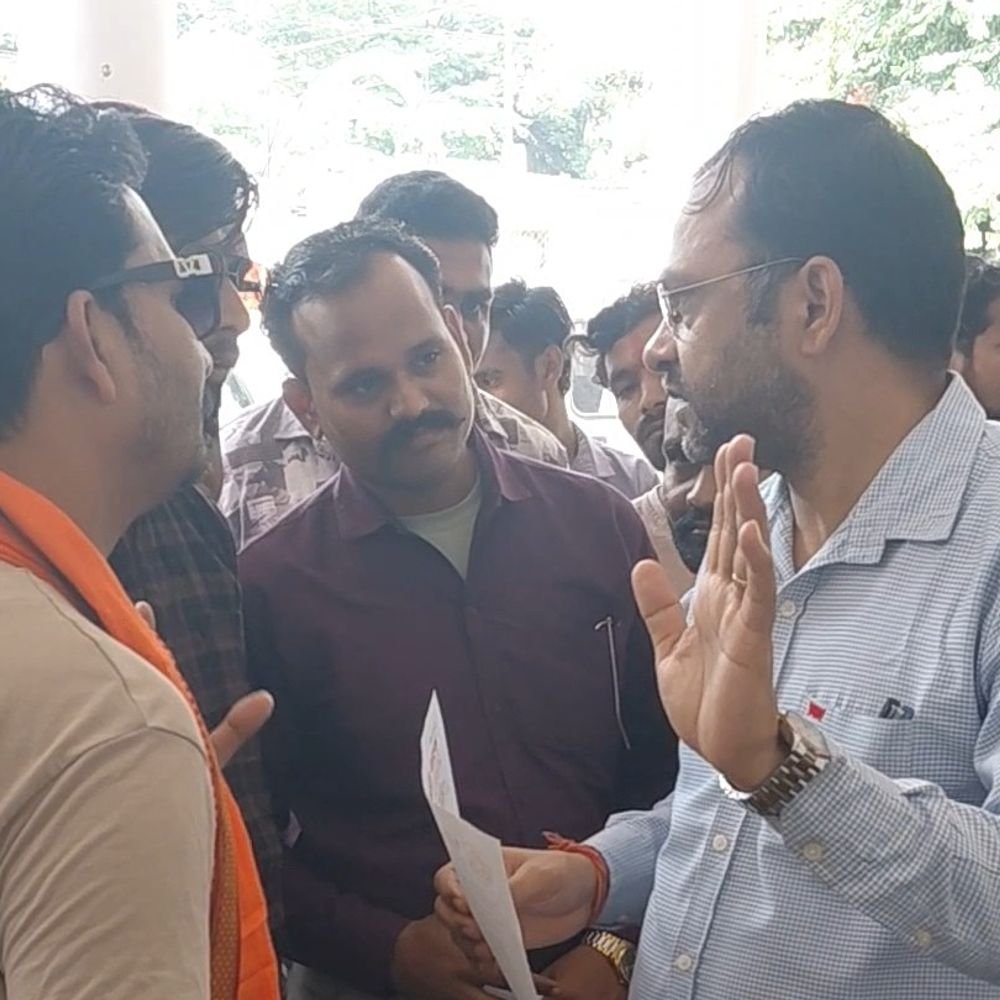 फर्रुखाबाद में हिंदू रक्षा दल ने दिया ज्ञापन:बोले- संत प्रेमानंद को बदनाम करने की साजिश हुई, निष्पक्ष जांच हो