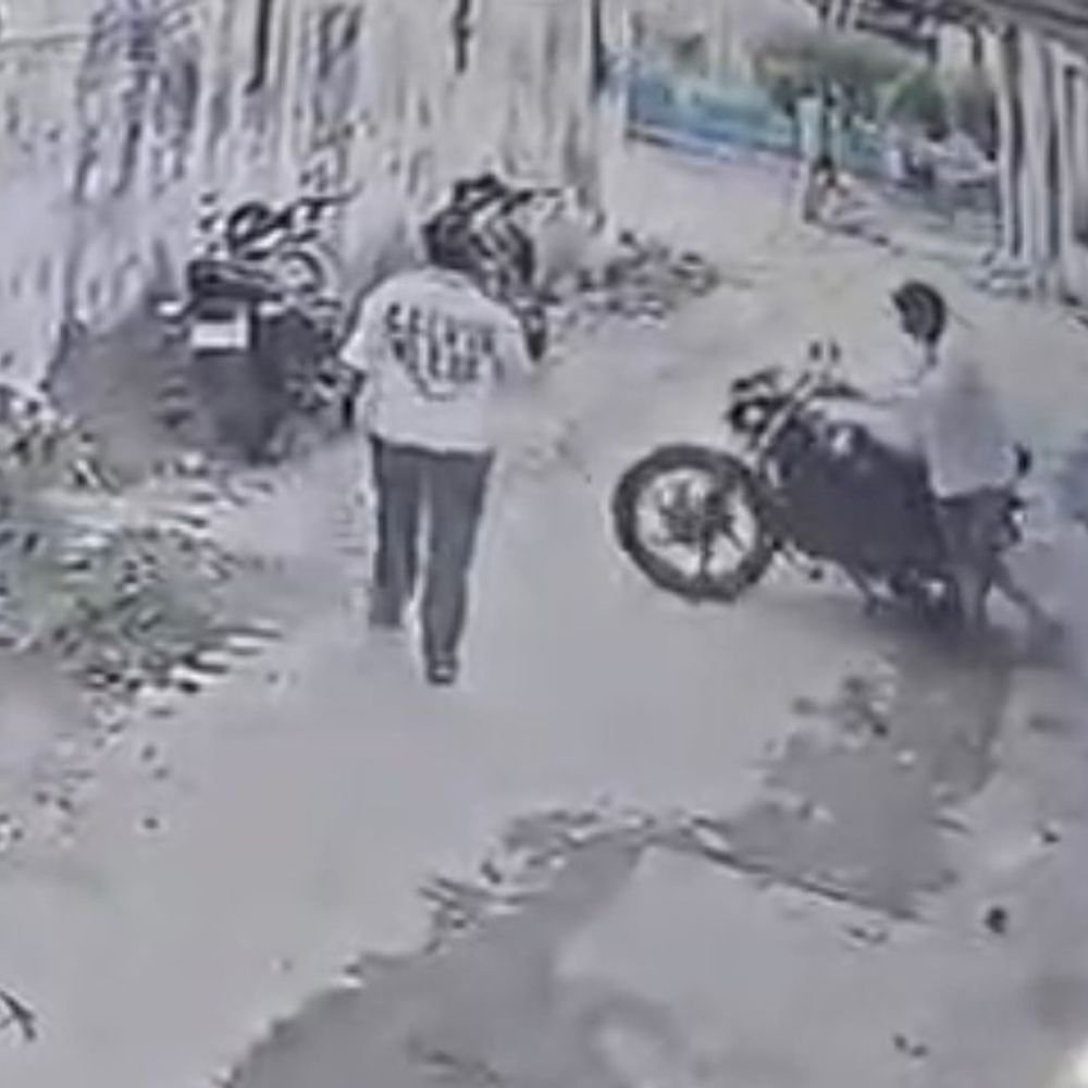 प्रयागराज में बाइक चोरी का CCTV वीडियो:रिटायर एजी ऑफिस एकाउंटेंट ने पुलिस को सौंपा फुटेज