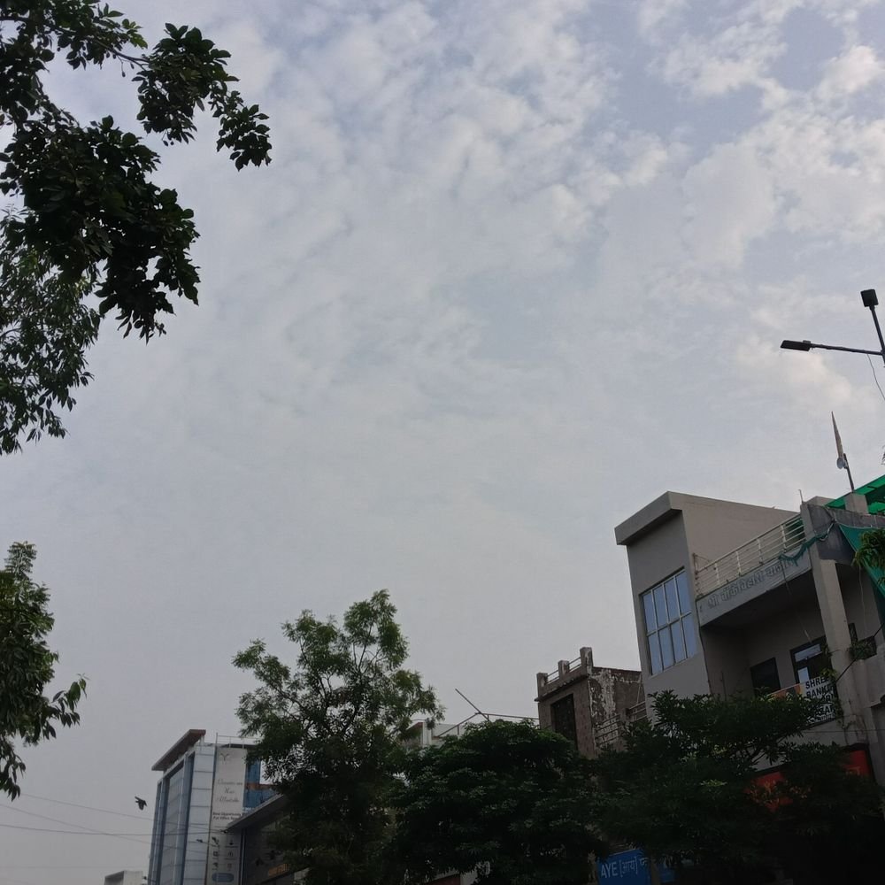 आगरा में सुबह से छाए बादल, हल्की ठंडक का अहसास:दिन में बढ़ सकती गर्मी, अगले दिनों में फिर बढ़ेगा तापमान