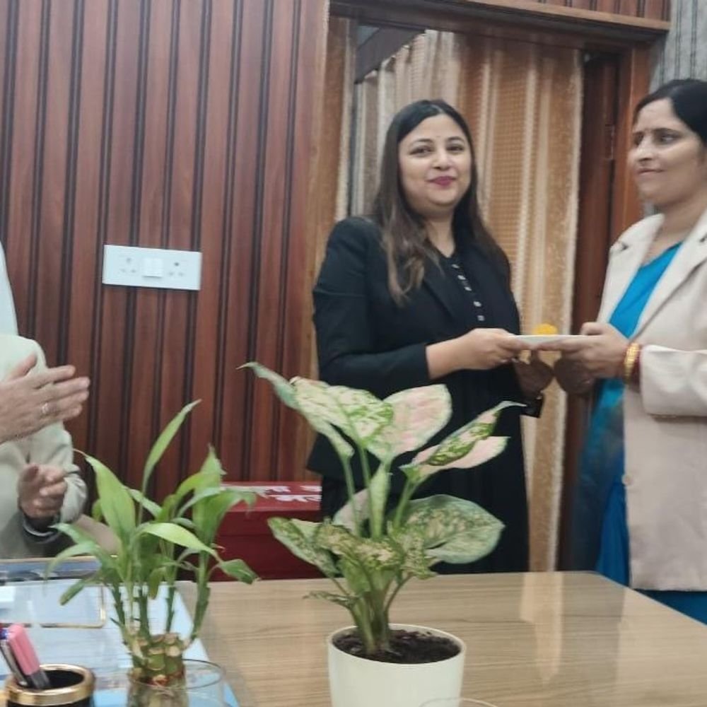 स्नेहलता त्रिपाठी बनीं स्थायी लोक अदालत की सदस्य:जनपद न्यायाधीश ने दिलाया पदभार, न्यायपीठ को मिलेगी मजबूती; कई न्यायिक अधिकारी रहे मौजूद