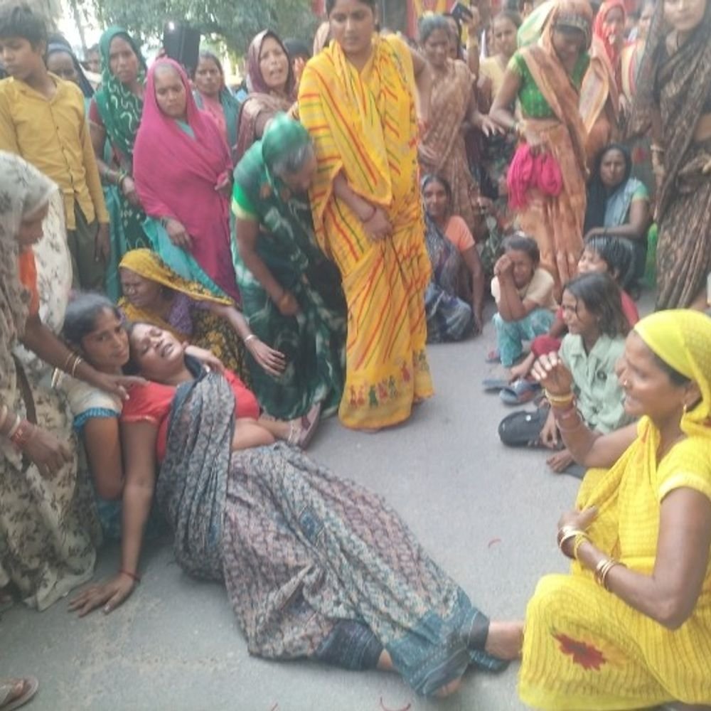 युवक की मौत के बाद सिर में मिली गोली:परिवार ने कालपी चौराहे पर जाम लगाकर निष्पक्ष जांच और न्याय की मांग की