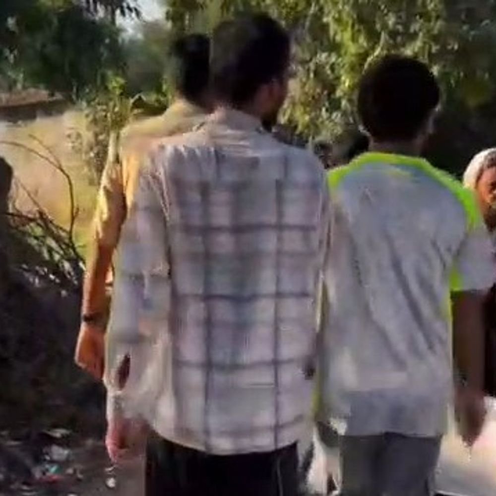 स्मैक तस्करों ने कोर्ट में बनाया वीडियो:हंसते हुए कस्टडी में गए तस्कर, पुलिसकर्मियों की लापरवाही सामने आई
