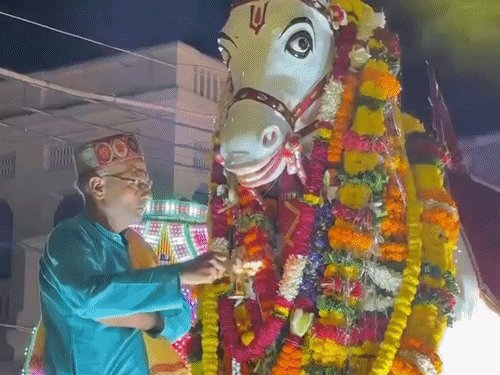 प्रयागराज में कर्ण घोड़ा यात्रा, रामलीला-दशहरा महोत्सव का आगाज:पारंपरिक अंदाज में निकलीं शोभायात्राएं, भक्ति और उत्साह के बीच शुरू हुईं रामलीला की तैयारियां