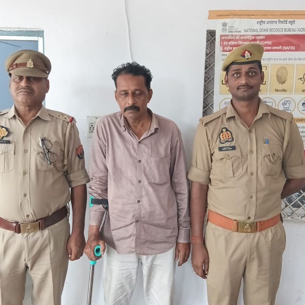 सरकारी कॉलोनी दिलाने के नाम पर 1.80 लाख की धोखाधड़ी:10 हजार का इनामी आरोपी अरेस्ट, 4 महीने से फरार था