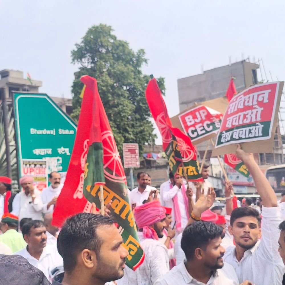 प्रयागराज में सपाइयों का महाआंदोलन शुरू:वोट चोर, गद्दी छोड़ और ज्ञानेश हटाओ, लोकतंत्र बचाओ के नारों से गूंजा शहर