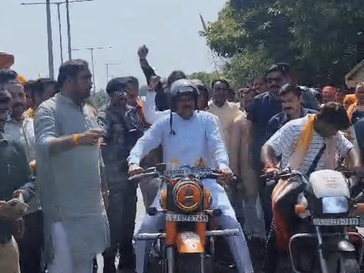 वडनगर से काशी जा रही सेवा यात्रा का स्वागत:लखनऊ में डिप्टी सीएम ने चलाई बाइक, विकसित भारत के लक्ष्य पर दिया जोर