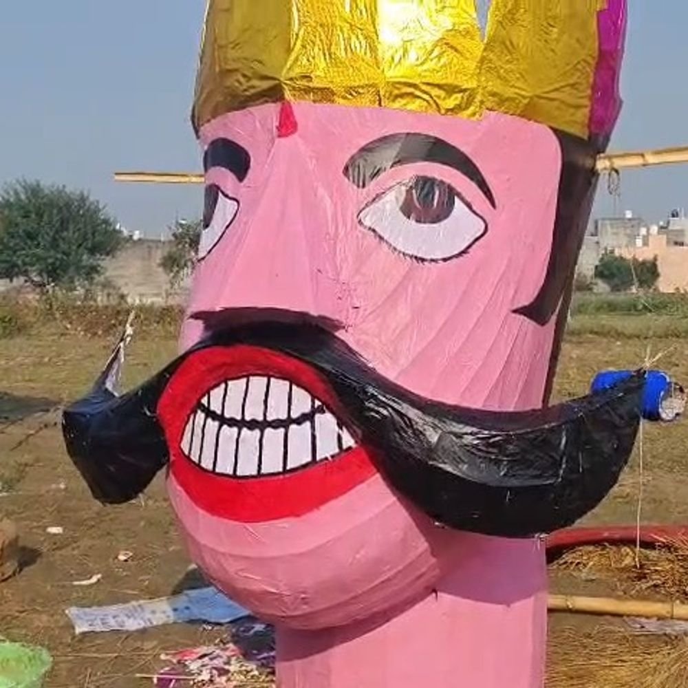 ग्रेनो वेस्ट में आज जलेगा 85 फीट का रावण:दादरी में 65 और साइट 4 में 70 फीट के पुतले भी तैयार