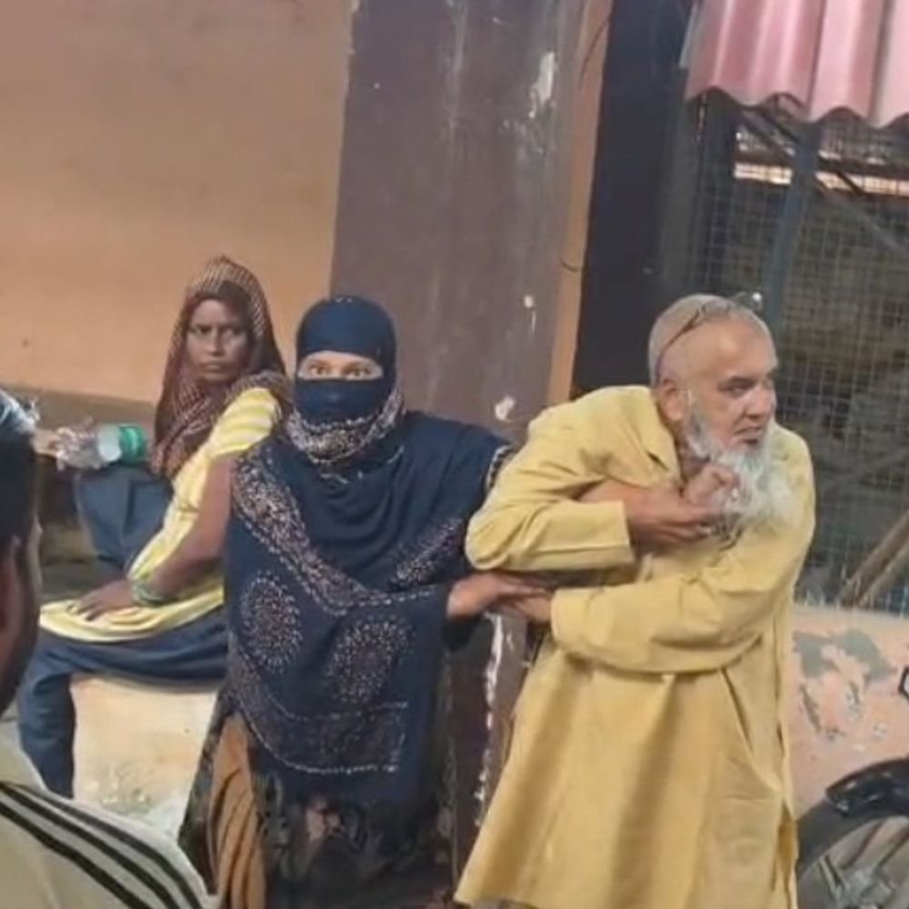 बुलंदशहर मीडिएशन सेंटर के बाहर हंगामा:समझौता करने पहुंचे दोनों पक्ष भिड़े, पति की बहन ने बुजुर्ग के दाढ़ी पकड़कर खींची