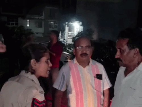 राजस्थान पुलिस की भाजपा के पूर्व पार्षद से नोकझोंक, हंगामा:अलवर से लापता युवती को बरामद कर लौट रही थी पुलिस, नोकझोंक का वीडियो वायरल