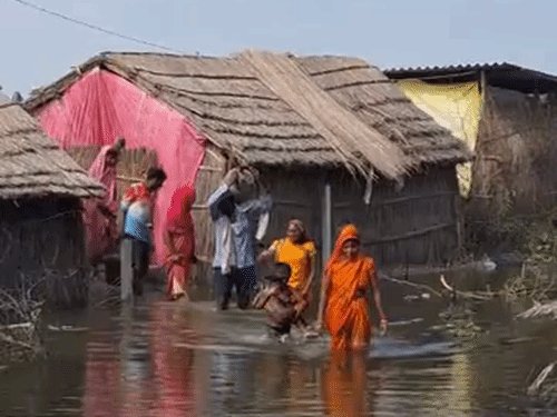 यूपी में बारिश थमी, 15 नदियां उफान पर:कुशीनगर में 8 घर-झोपड़ी नदी में समाए, गोंडा में 30 गांव टापू बने; गलियों में 28 नावें चल रहीं
