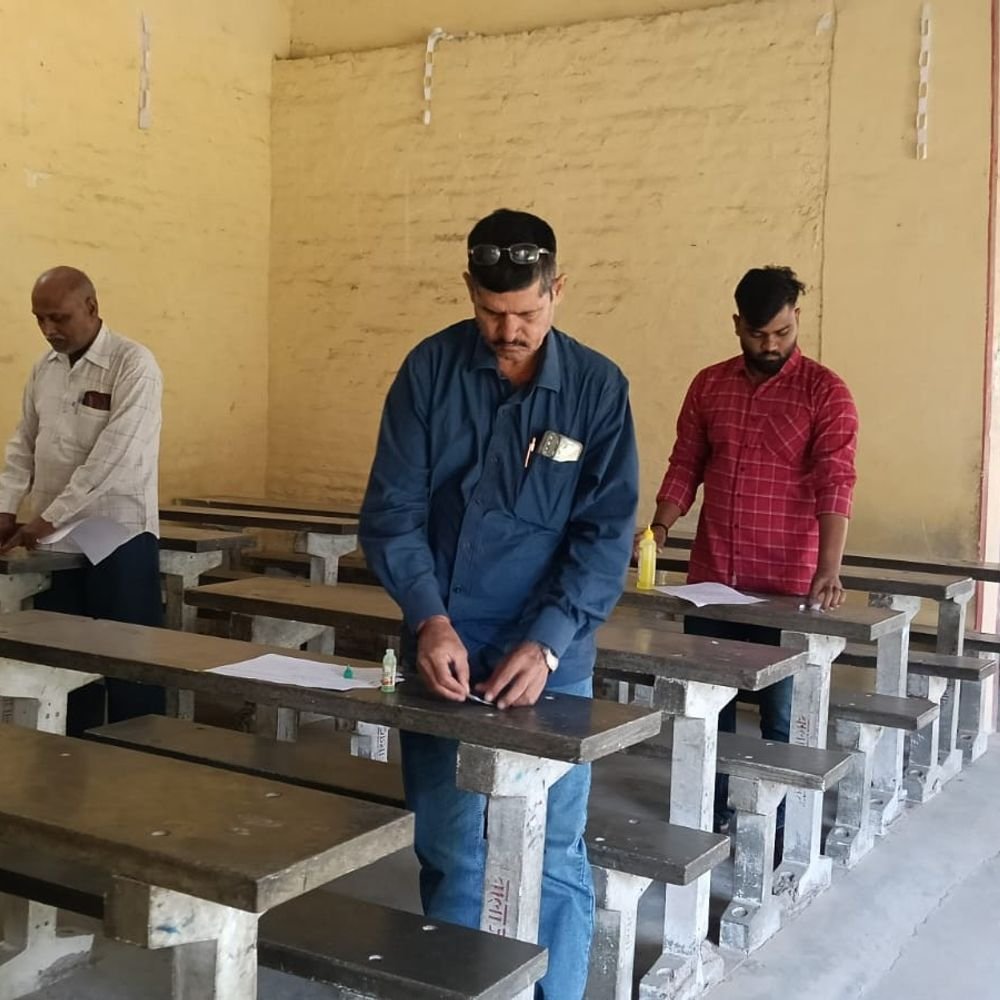 मऊ में PET आज से, 37440 अभ्यर्थी होंगे शामिल:जनपद में बनाए गए 14 केंद्र, 30 अक्टूबर और 1 नवंबर को भी होगी परीक्षा