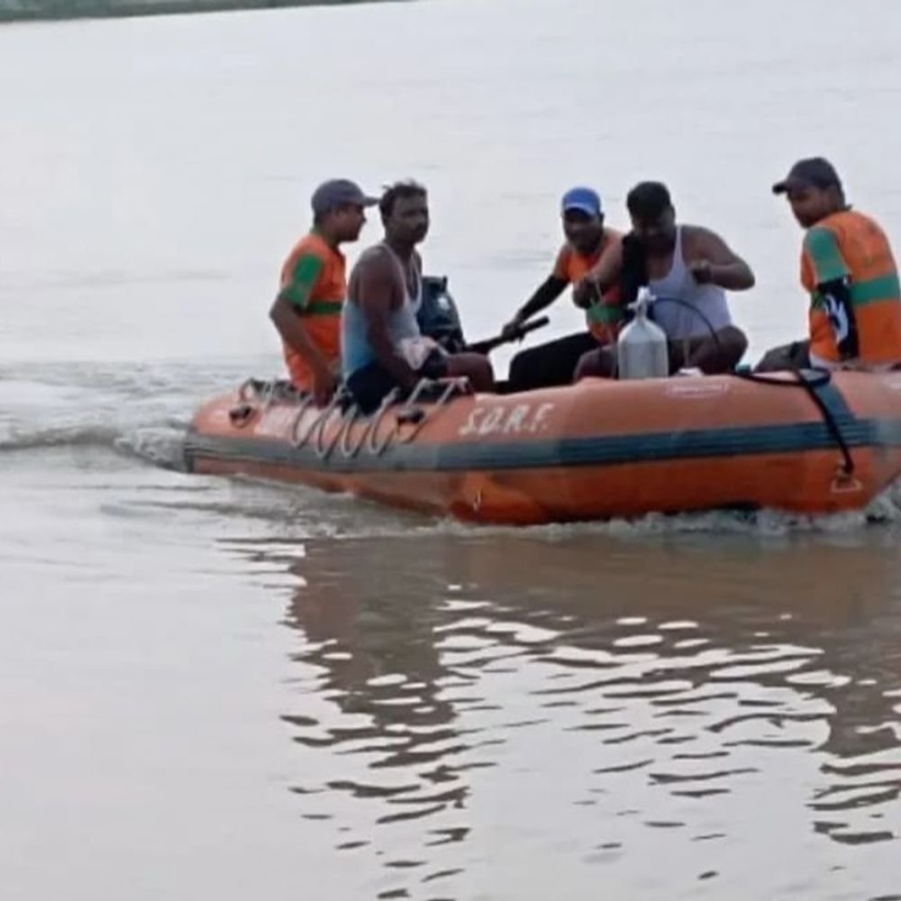 वाराणसी में नहाते समय डूबा बिहार से आया युवक:सिंधिया घाट पर हुआ हादसा, दो घंटे की तलाश के बाद एनडीआरएफ ने निकाला शव