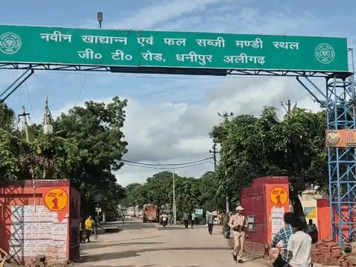 मंडी में किसान को आढ़ती भाइयों ने बेलचे से पीटा:अलीगढ़ की धनीपुर मंडी में धान के 1.40 लाख मांगने पहुंचा था किसान, दो भाइयों पर केस
