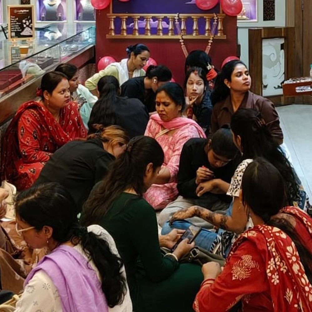 गोरखपुर में करवा चौथ उत्सव:महिलाओं को लगाई गई मुफ्त मेहंदी, मिले उपहार सेल्फी पॉइंट बना आकर्षण