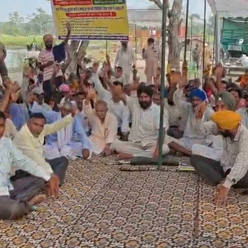 सुहेली नदी की डिसिल्टिंग की मांग:लखीमपुर में अनिश्चितकालीन धरना शुरू, बोले- मांगें न मानी तो भूख हड़ताल करेंगे
