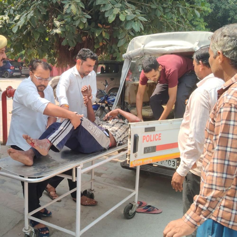 बागपत में स्कॉर्पियो ने ई-रिक्शा को टक्कर मारी:6 लोग गंभीर रूप से घायल, डिवाइडर से टकराकर 10 फीट उछली गाड़ी