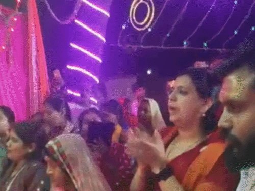 दिव्या मित्तल ने दुर्गा पूजा पंडालों में आरती की:मिर्जापुर में बोलीं- बच्चे पढ़ लिखकर आगे बढ़े, यहीं मातारानी से कामना हैं