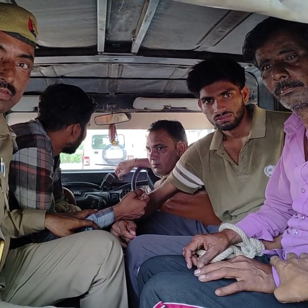 फ्री फायर गेम आईडी के नाम पर ठगी:पिता-पुत्र समेत 3 गिरफ्तार, 2.60 लाख रुपये और हथियार-कार बरामद