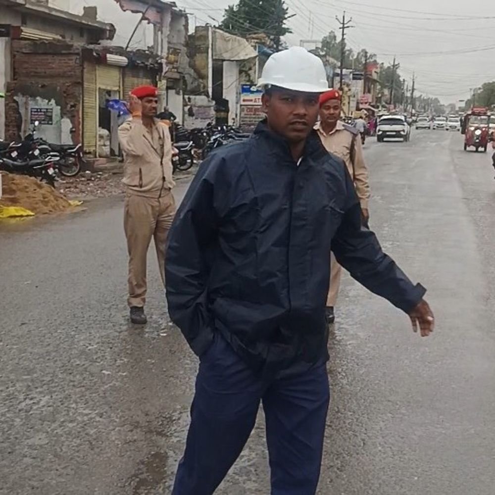 बारिश में यातायात पुलिस ने पीईटी अभ्यर्थियों की मदद:महराजगंज में प्रभारी अरुणेंद्र प्रताप सिंह ने संभाली व्यवस्था, वाहनों को तय जगहों पर खड़ा करने के निर्देश