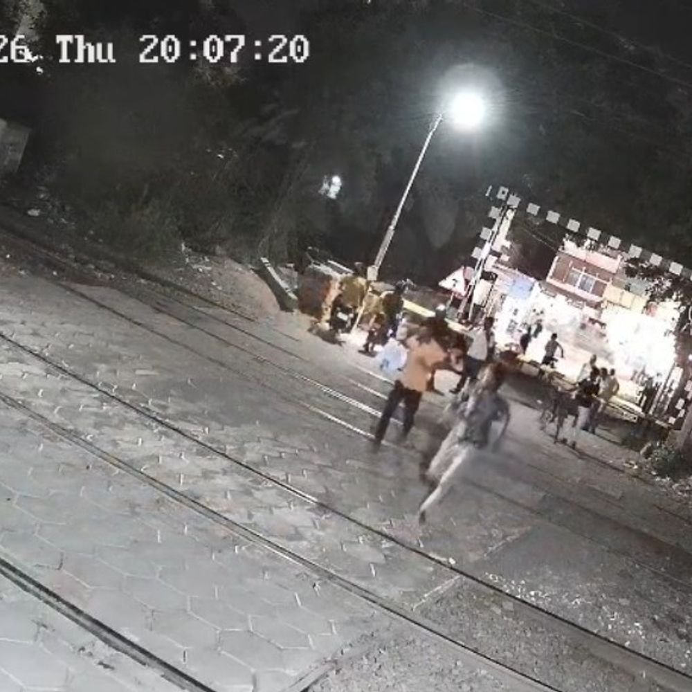 कानपुर में ट्रेन से कटकर 2 युवकों की मौत:बंद क्रॉसिंग पार करते समय हादसा हुआ, CCTV सामने आया