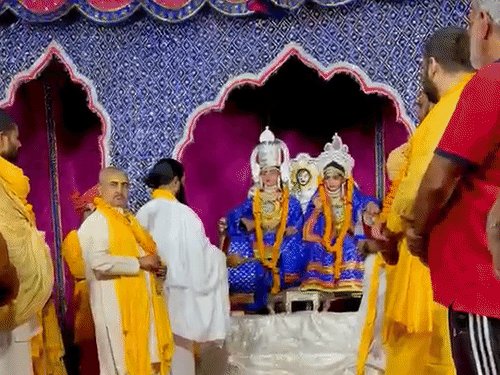 अयोध्या में श्रीराम जन्मोत्सव का उल्लास छा गया:आसमान से पुष्पवर्षा होने लगी,साकार हो उठी त्रेतायुग की झलक
