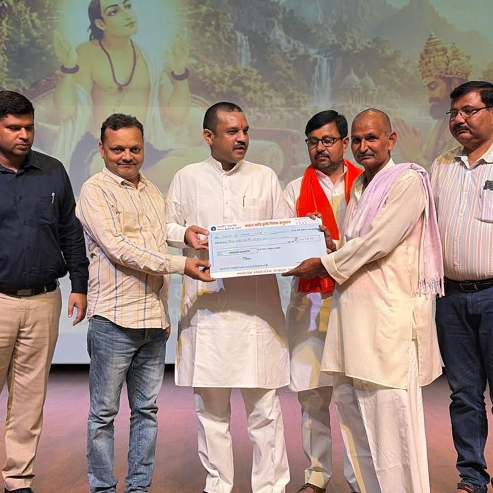 बहराइच में 13781 किसानों को मिलेगी 7.848 करोड़ की मदद:सांसद आनंद गौड ने 20 किसानों को दिए डेमो चेक, खातों में जल्द पहुंचेगी राशि