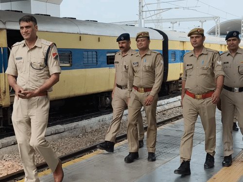 शामली में जंतर-मंतर जा रहे किसानों को रोका:कलेक्ट्रेट पर भाकियू का धरना, जिला अध्यक्ष बोले- रिहाई नहीं हुई तो थानों पर देंगे ज्ञापन