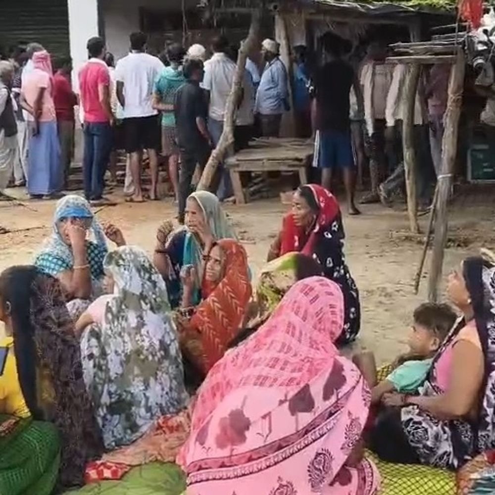 युवक का शव पड़ोसी की दुकान पर लटका मिला:उन्नाव में संदिग्ध हालात हुई मौत, पुलिस ने जांच शुरू की