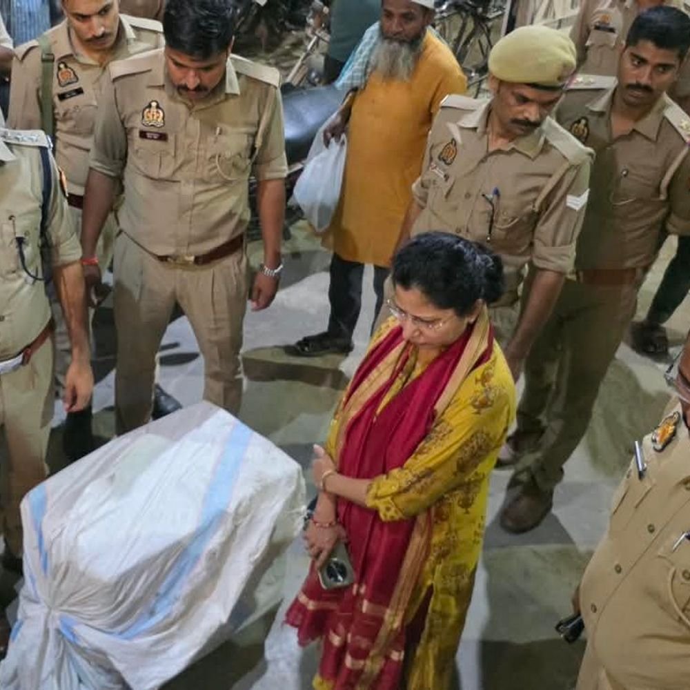 मऊ में 3 ठिकानों पर छापेमारी,3.5 लाख के पटाखे बरामद:बिना लाइसेंस के गोदाम में रखे थे 25 कार्टून पटाखे, दुकानदार पर कार्रवाई