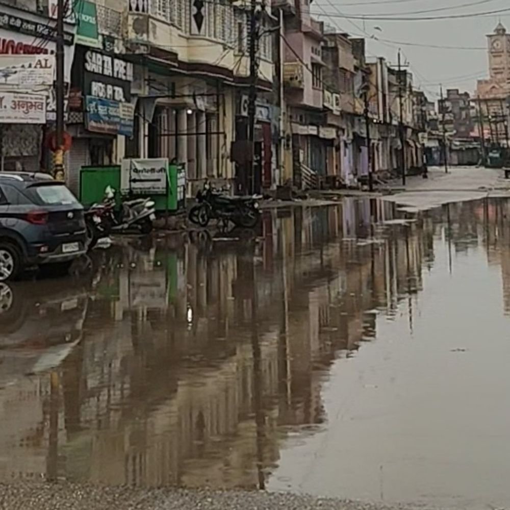 हाथरस में बारिश से तापमान गिरा, मंडी में धान भीगा:किसानों को लाखों का नुकसान, शहर में स्थान -स्थान पर जलभराव