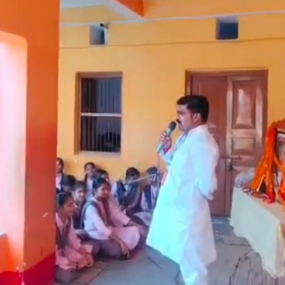 विद्या मंदिर में मनाई महर्षि वाल्मीकि जयंती:बलिया में प्रिंसिपल ने छात्रों को महर्षि के जीवन संदेशों को अपनाने को कहा