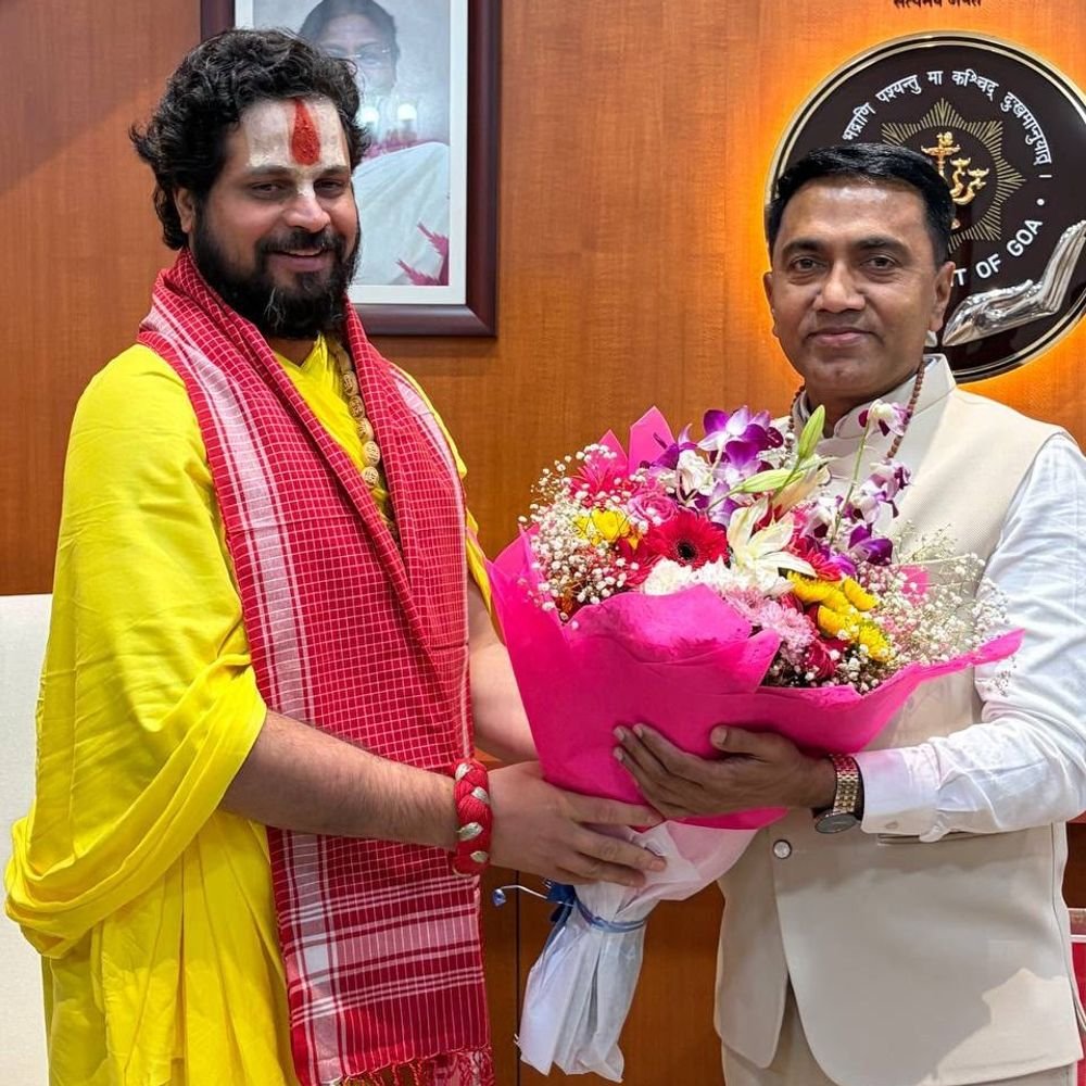 सतीशाचार्य महाराज से मिले गोवा मुख्यमंत्री:आध्यात्मिक पर्यटन पर की विस्तृत चर्चा, यूपी विकास मॉडल से लेंगे प्रेरणा