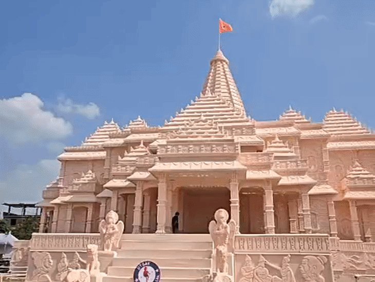 लखनऊ में दुर्गा पंडालों में दिखेगी राममंदिर की झलक:दो हजार बांस लगे, 110 फीट ऊंचा पंडाल तैयार, बंगाल के कलाकारों ने 5 महीने में बनाया