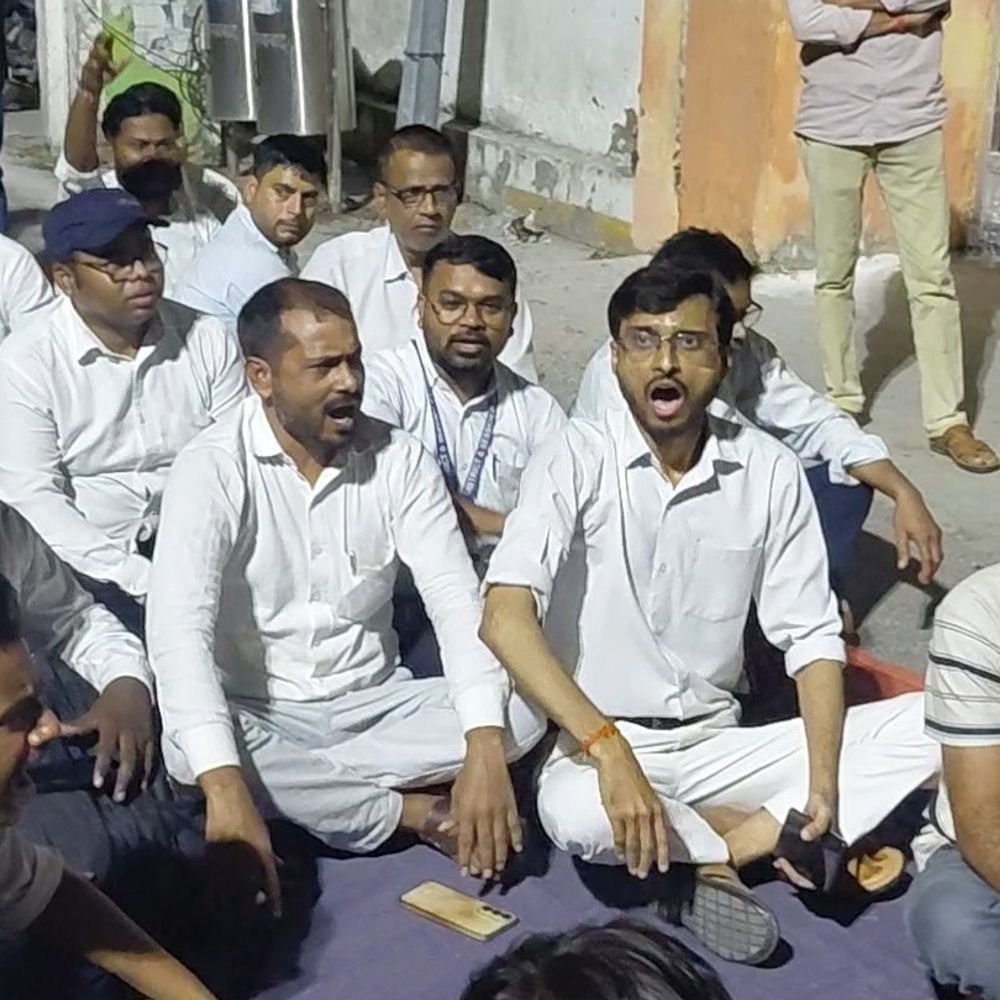 न्यायालय कर्मचारी की मौत पर हंगामा:परिजनों ने पुलिस पर कार्रवाई न करने का लगाया आरोप, कर्मचारी कलेक्ट्रेट गेट पर धरने पर बैठे