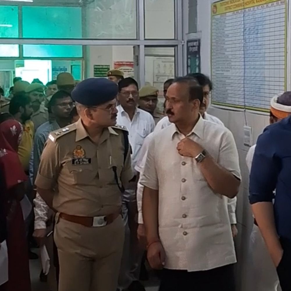 कासगंज जिला अस्पताल पहुंचे कमिश्नर,15 दिन में तैयार होगा ट्रामा-सेंटर:बोले- गंभीर मरीजों को इलाज के लिए अलीगढ़-आगरा नहीं जाना पड़ेगा