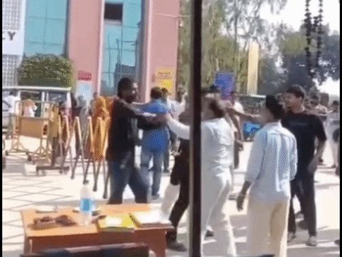 फतेहपुर मेडिकल कॉलेज में बाइक पार्किंग को लेकर मारपीट:दोनों पक्षों में चले लात-घूंसे और डंडे, VIDEO