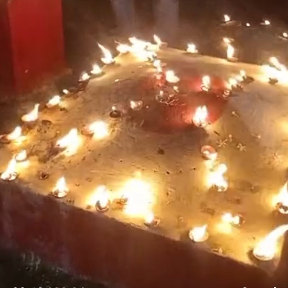 अयोध्या में 1100 दीप जलाकर मां महागौरी की पूजा:480 पंडालों में उमड़े श्रद्धालु, एसडीएम-सीओ ने सुरक्षा जांची