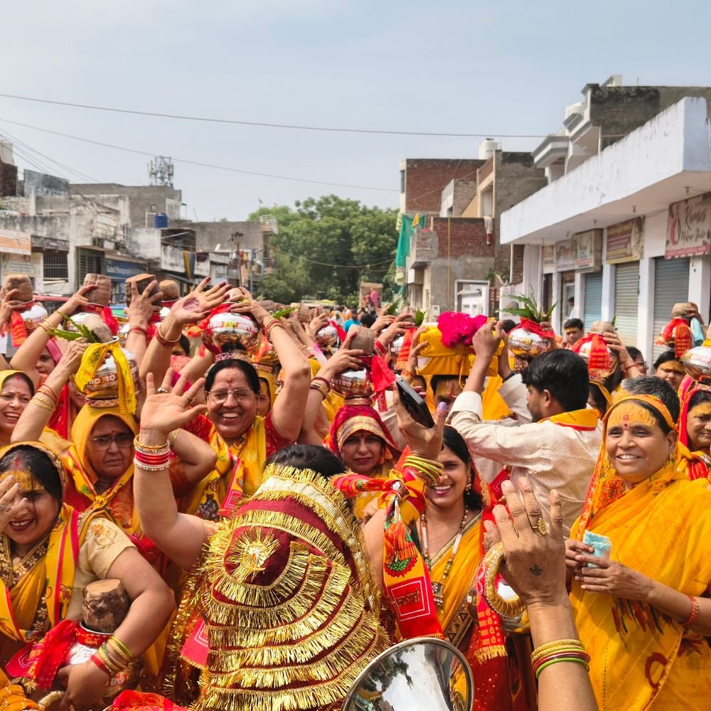 आगरा में महिलाओं ने निकाली कलश यात्रा:गढ़ी भदौरिया में श्रीमद् भागवत कथा, 7 दिवसीय धार्मिक अनुष्ठान का शुभारंभ