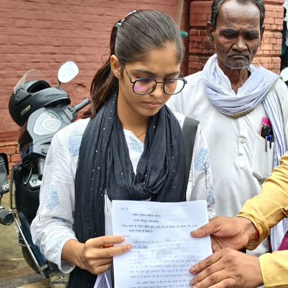 मृतक दूल्हे आजाद बिंद की बहन ने डीएम से शिकायत:पुलिस पर सामान उठाने और आरोपियों पर कार्रवाई न होने का आरोप लगाया